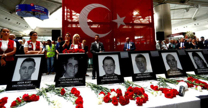 Al menos 10 extranjeros entre 41 víctimas de atentado en Estambul.
