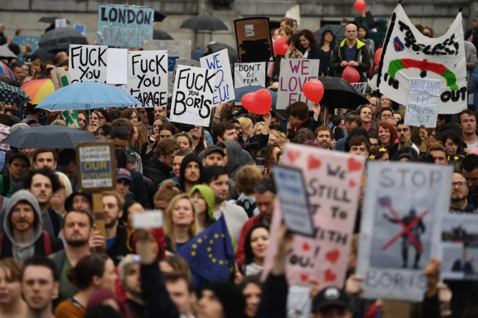 Miles marchan en Londres contra salida de UE.