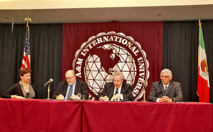 El Rector de la UAT, Enrique Etienne Pérez del Río y el Presidente de TAMIU, Dr. Pablo Arenaz, suscribieron el acuerdo en el marco del Foro Académico Internacional “Energía y Sociedad”, que se desarrolló en Nuevo Laredo, Tamaulipas y Laredo, Texas.