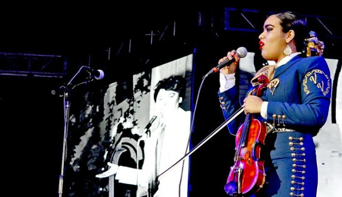 Vestidos con sus tradicionales trajes y acompañados de sus respectivos instrumentos, los músicos se dieron a la tarea de recordar los temas que consagraron al “Divo de Juárez”