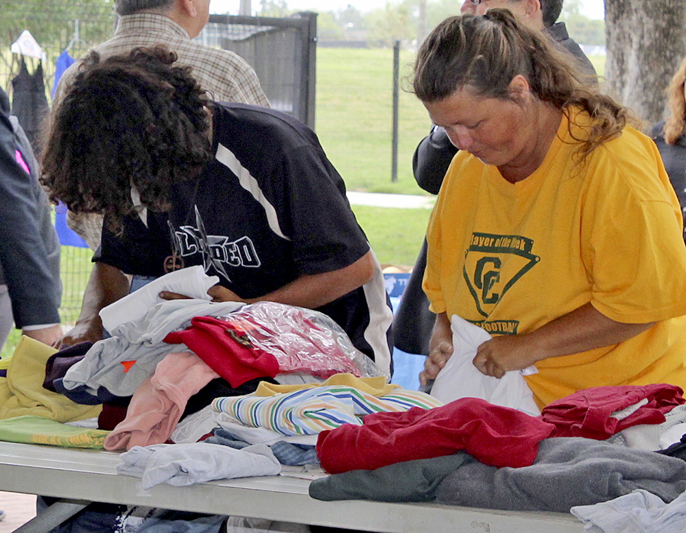 Con la ayuda de voluntarios de su escuela logró recaudar donaciones para que tomaran la ropa que les fuese necesaria. 