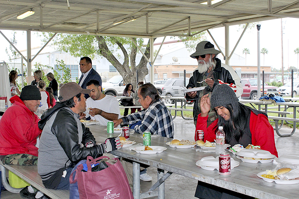 Se les proporcionó una cena navideña completa. 