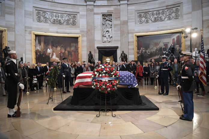 Políticos y ciudadanos vistan féretro de George W. Bush