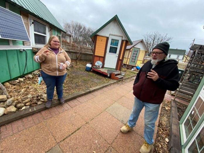 Casitas pequeñas ofrecen más que un techo para las personas sin hogar