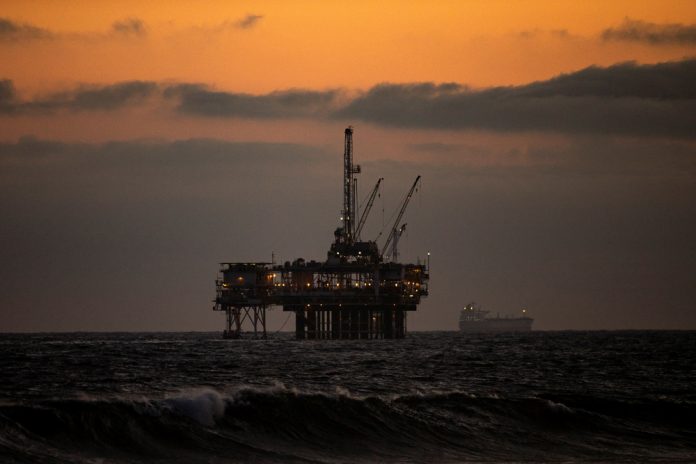 El petróleo de Texas se dispara un 7,5 % y supera los 99 dólares