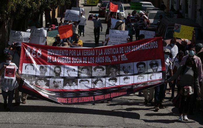 Familias de desaparecidos protestan en el sur de México por Día del Ejército