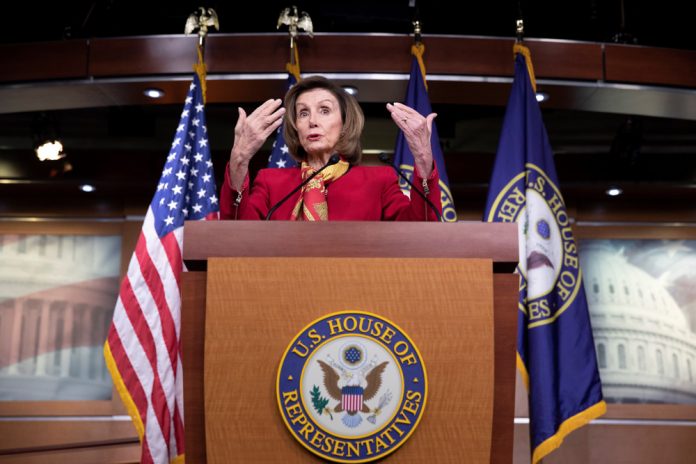 Pelosi apoya la idea de prohibir a los congresistas de EE.UU. operar en bolsa
