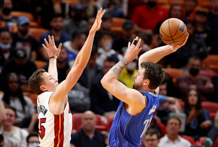 99-107. Los Mavs, con doble doble de Doncic, cortan la racha de los Heat
