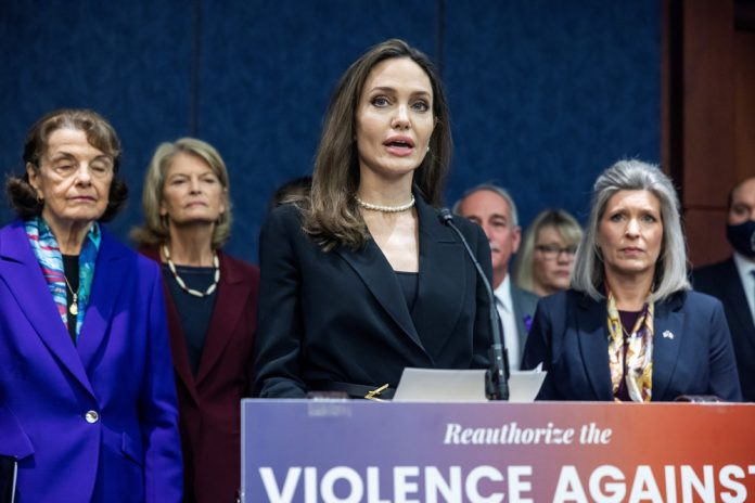 Angelina Jolie da voz en EE.UU. a las víctimas de violencia de género