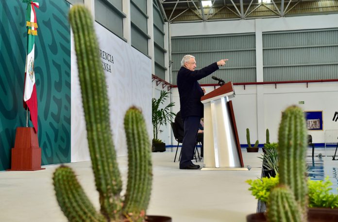 López Obrador critica a periodistas "mercenarios" y exhibe salarios