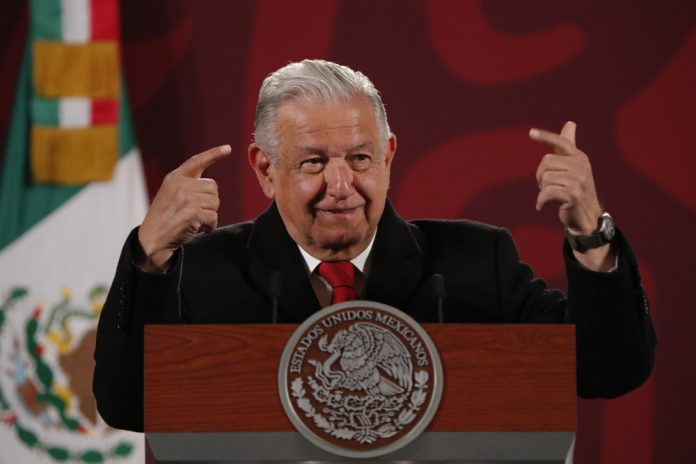 López Obrador apoya a su hijo y niega conflicto de interés con contratistas