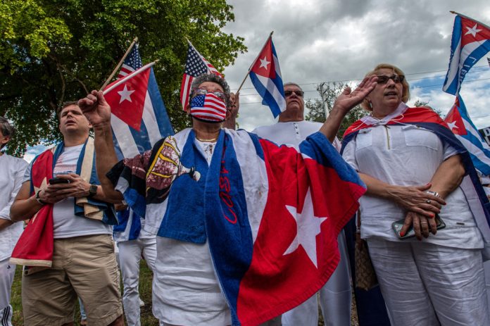 Miles de cubanos que pidieron asilo en EEUU podrían obtener la residencia