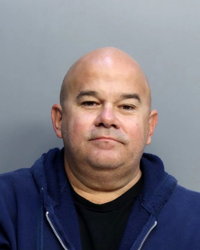 Arrestan a un exproductor de Univisión por agresión sexual en su oficina
