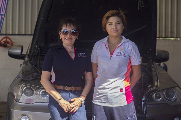 Mujeres mecánicas prueban que no hay motor que se les resista en México