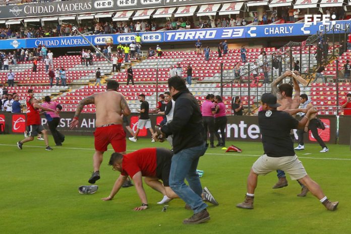 Una espiral de violencia entre aficionados lastima al fútbol mexicano