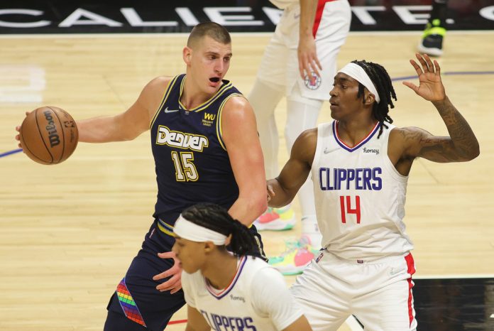 Los Nuggets remontan a los Sixers en el duelo entre Jokic y Embiid