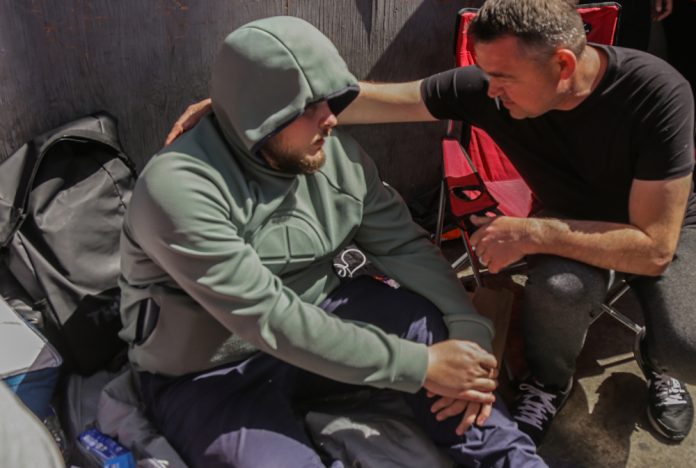 Rusos y ucranianos visitan y apoyan a compatriotas en la fronteriza Tijuana