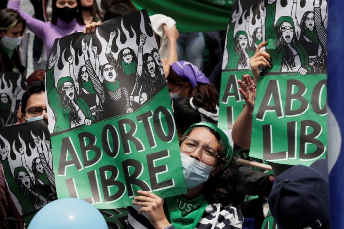 La "ola verde" del aborto arrasa en Latinoamérica mientras retrocede en EE.UU.