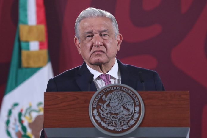 López Obrador llama a la oposición "rebelarse" y aprobar la reforma eléctrica