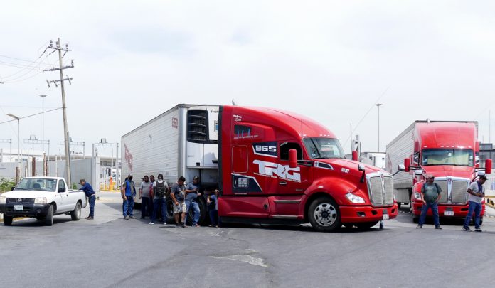 Transportistas mexicanos bloquean puente internacional entre México y EE.UU.