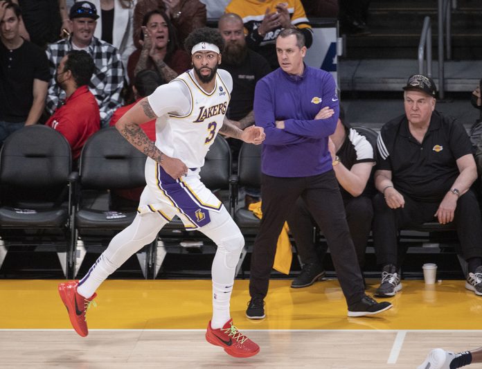 Frank Vogel no seguirá como entrenador de los Lakers, según ESPN