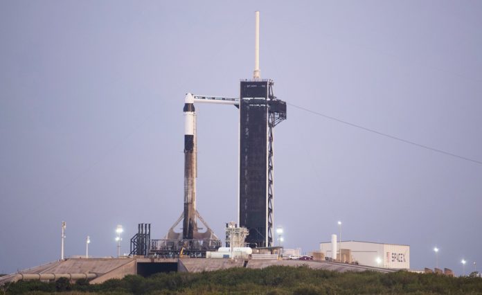 Despega con Èxito la primera misiÛn privada espacial a la EEI