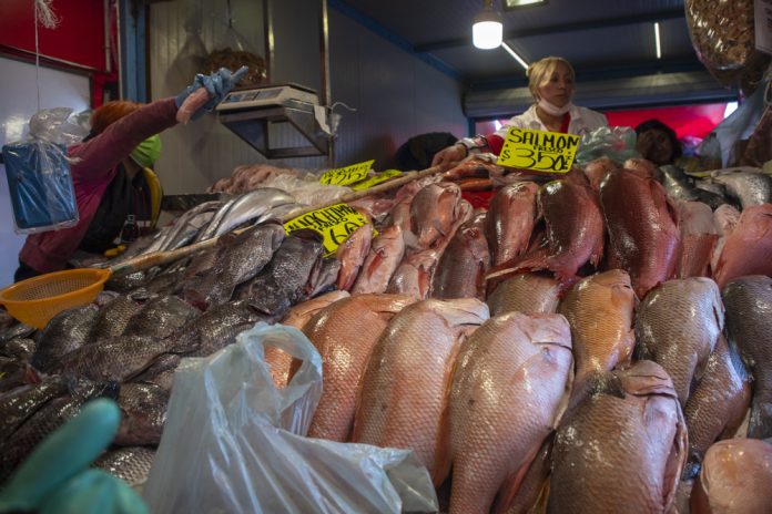 Mexicanos buscan esquivar la inflación y mantener la tradición de la Cuaresma