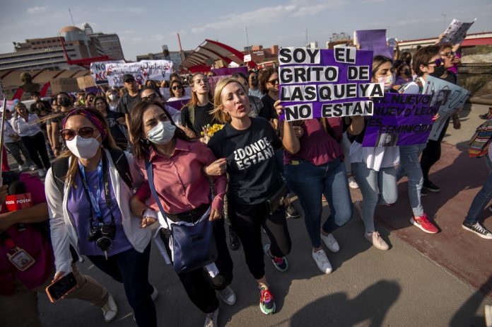 Miles de mexicanos marchan en Monterrey por muerte de joven Debanhi Escobar