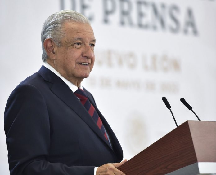 LÛpez Obrador se re˙ne con padres de Debanhi, joven presuntamente asesinada