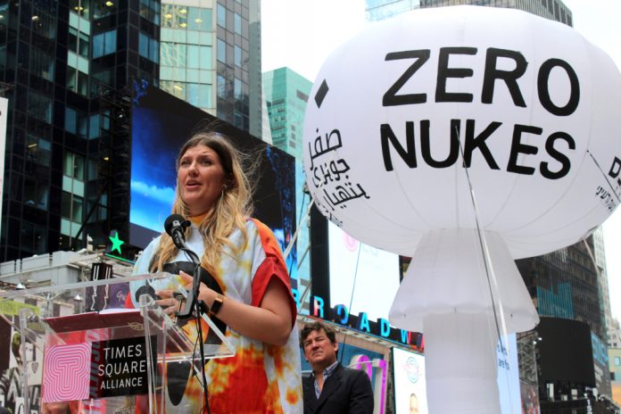 Un "hongo atómico" en Nueva York para concienciar sobre el peligro nuclear
