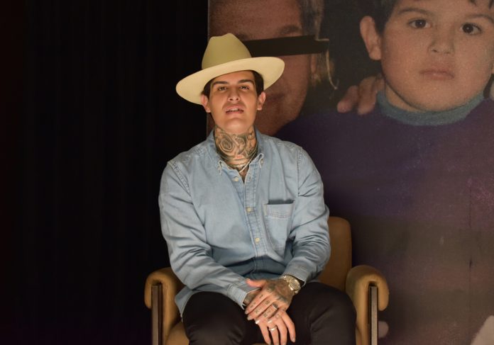 Adriel Favela renace de su momento más oscuro y muestra su infierno en disco