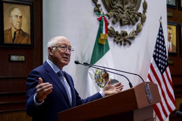 Embajador de EEUU en México culpa a "gobiernos que no trabajan" de migración