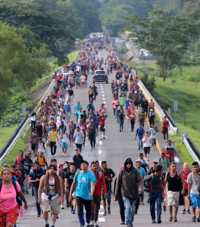 Caravana migrante se disgrega pero no detiene su paso por el sur de México