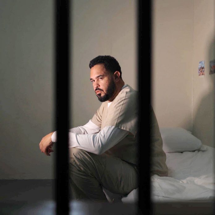 El productor musical Raphy Pina, ahora convicto, narra su vida en una serie