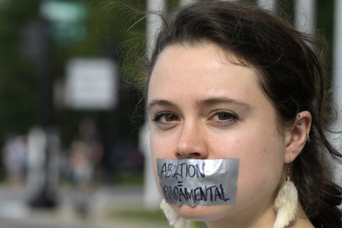Juez de Texas bloquea la aplicación de una ley de 1925 que prohíbe el aborto