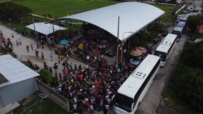 Caravana migrante logra acuerdo de regularización con autoridades mexicanas