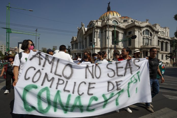 Estudiantes mexicanos marchan contra "imposición" del Gobierno en universidad