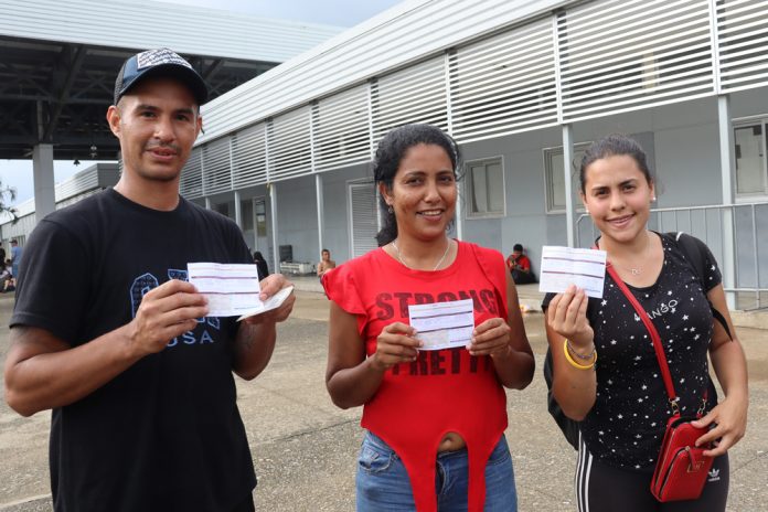 Caravana en México se disuelve al iniciar entrega de documentos migratorios