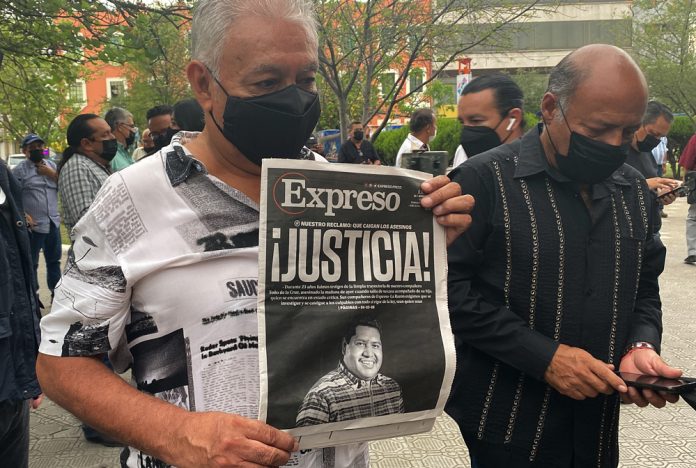 Cientos de periodistas marchan por asesinato de reportero en norte de México
