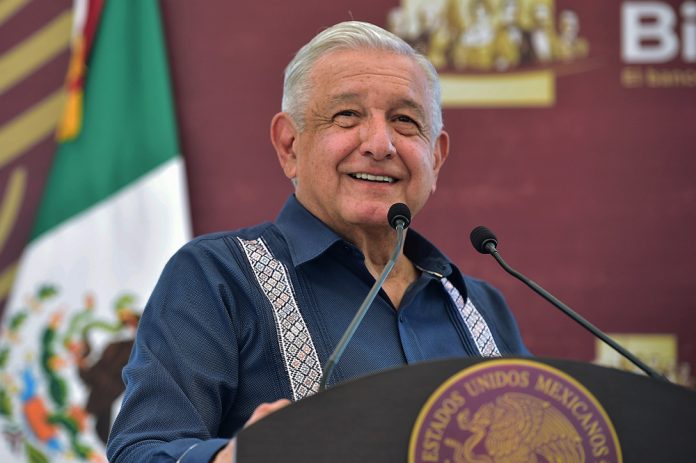 López Obrador reconoce que sistema de salud en México "está muy mal"