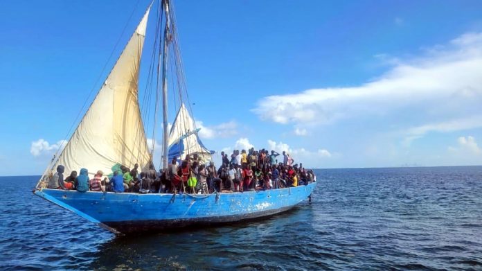 EEUU intercepta un bote con cerca de 150 inmigrantes al sureste de Florida