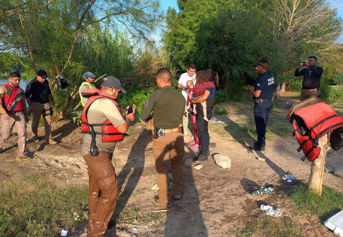 Agentes mexicanos salvan a cinco migrantes del río Bravo, fronterizo con EEUU