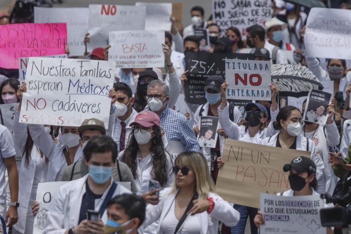 Médicos en prácticas marchan en México tras asesinatos dentro del gremio