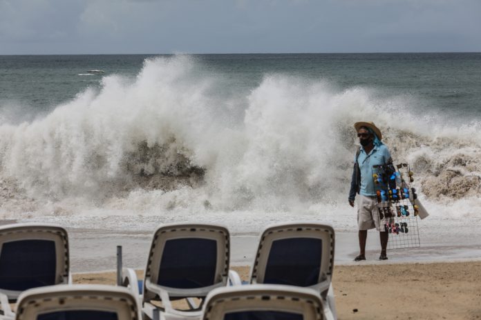 Huracán Bonnie evoluciona a categoría 3 pero sigue lejos de costas mexicanas