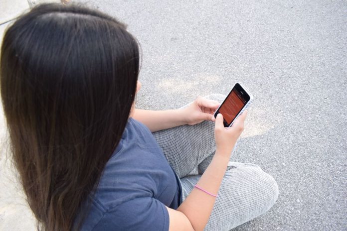 Denuncian "redadas digitales" de migrantes localizándolos por sus celulares