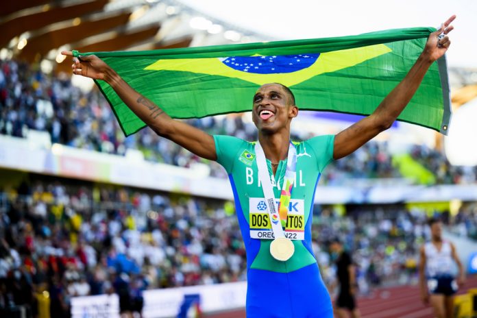 Dos Santos se consagra en los 400 m vallas, Warholm sucumbe en la recta