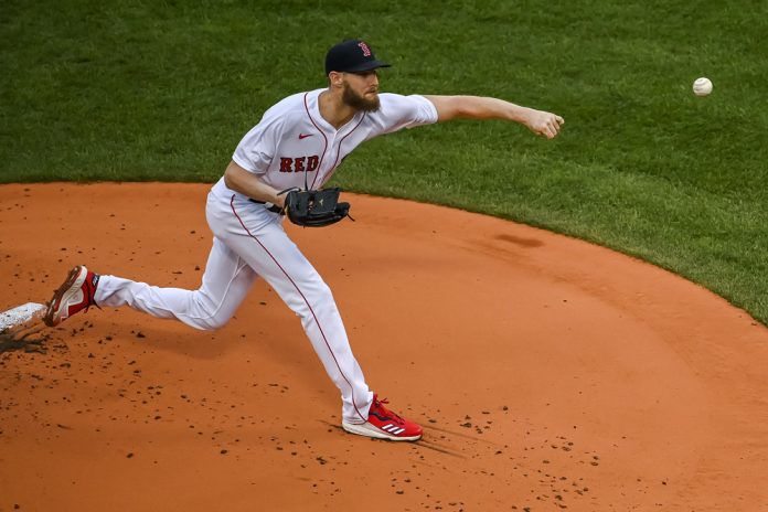 Chris Sale sufre una fractura en un dedo al ser golpeado por un batazo