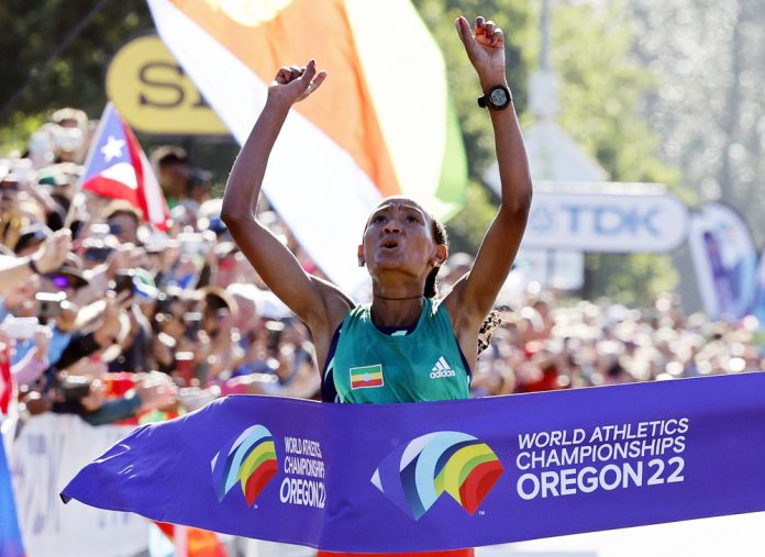 La etÌope Gebreslase gana el maratÛn mundial con rÈcord de los campeonatos