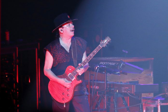 Carlos Santana, el latino que borrÛ las fronteras del rock, cumple 75 aÒos