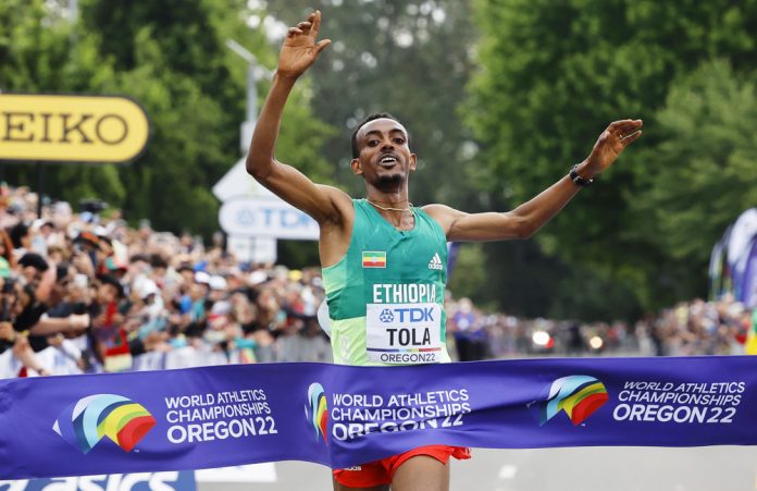 Tamirat Tola lidera el doblete etÌope en el maratÛn de los Mundiales